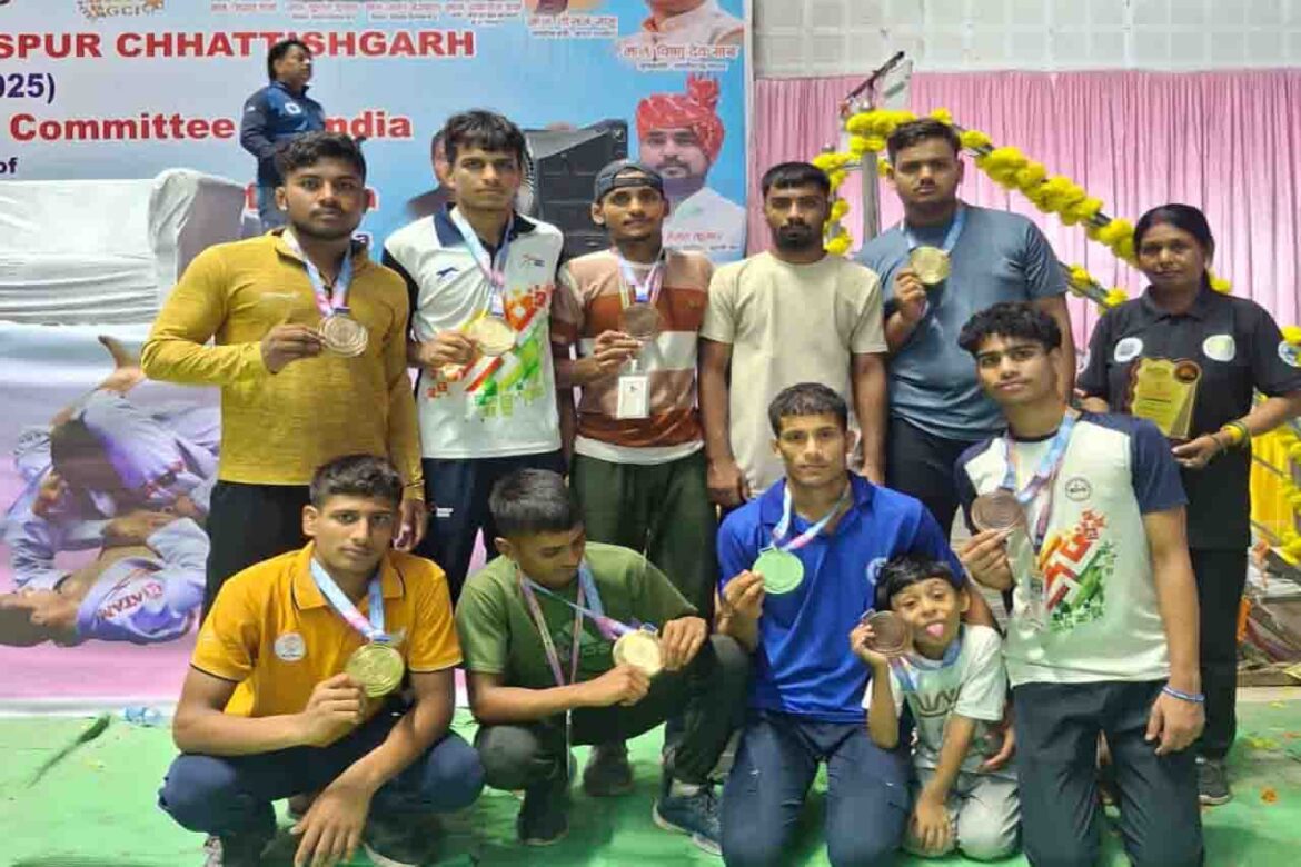 बिहार के ग्रैपलिंग कुश्ती विजेता खिलाड़ियों को पुरस्कार प्राप्त करते हुए