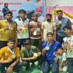बिहार के ग्रैपलिंग कुश्ती विजेता खिलाड़ियों को पुरस्कार प्राप्त करते हुए
