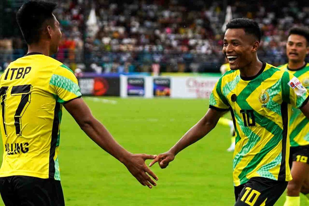 आईटीबीपी और कार्बी आंगलोंग मॉर्निंग स्टार एफसी के बीच डूरंड कप फुटबॉल मुकाबले की एक्शन तस्वीर