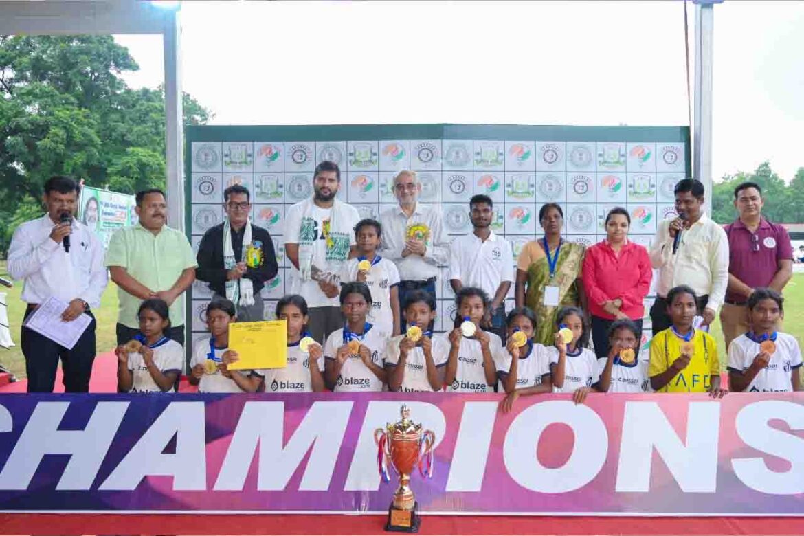 लिटिल चैंप्स फुटबॉल प्रतियोगिता 2025 में विजेता टीमों को पुरस्कार प्रदान करते हुए JSCA सचिव सौरभ तिवारी