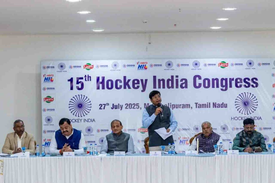 hockey india हॉकी इंडिया अध्यक्ष डॉ. दिलीप तिर्की अनुदान घोषणा के दौरान मंच पर बोलते हुए