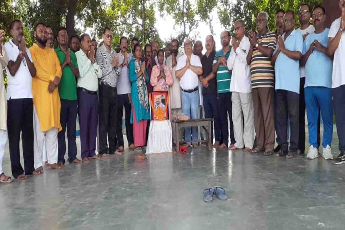 मुजफ्फरपुर में फुटबॉल प्रशासक चन्द्रशेखर चंदू को श्रद्धांजलि देते फुटबॉल खिलाड़ी और अधिकारी शहीद खुदीराम बोस खेल मैदान में