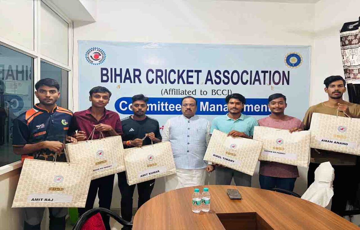BCA अध्यक्ष राकेश तिवारी पटना में 'गेंदबाजों की खोज' अभियान के तहत चयनित खिलाड़ियों को सम्मानित करते हुए