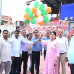 पाटलिपुत्र खेल परिसर, कंकड़बाग में पटना जिला मशाल खेल प्रतियोगिता का उद्घाटन करते मुख्य अतिथि, ध्वजारोहण और गुब्बारा उड़ाने के दौरान मौजूद अधिकारी व गणमान्य लोग