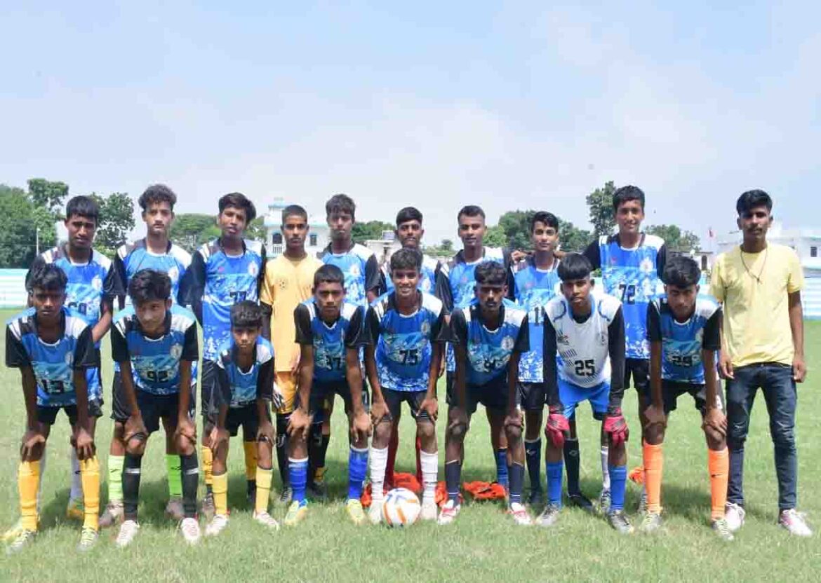 यमुना भगत स्टेडियम बेगूसराय में राज्यस्तरीय फुटबॉल मैच के दौरान खिलाड़ी एक्शन में