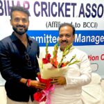 BCA अध्यक्ष राकेश तिवारी से मुलाकात करते हुए अंतर्राष्ट्रीय क्रिकेटर आकाशदीप