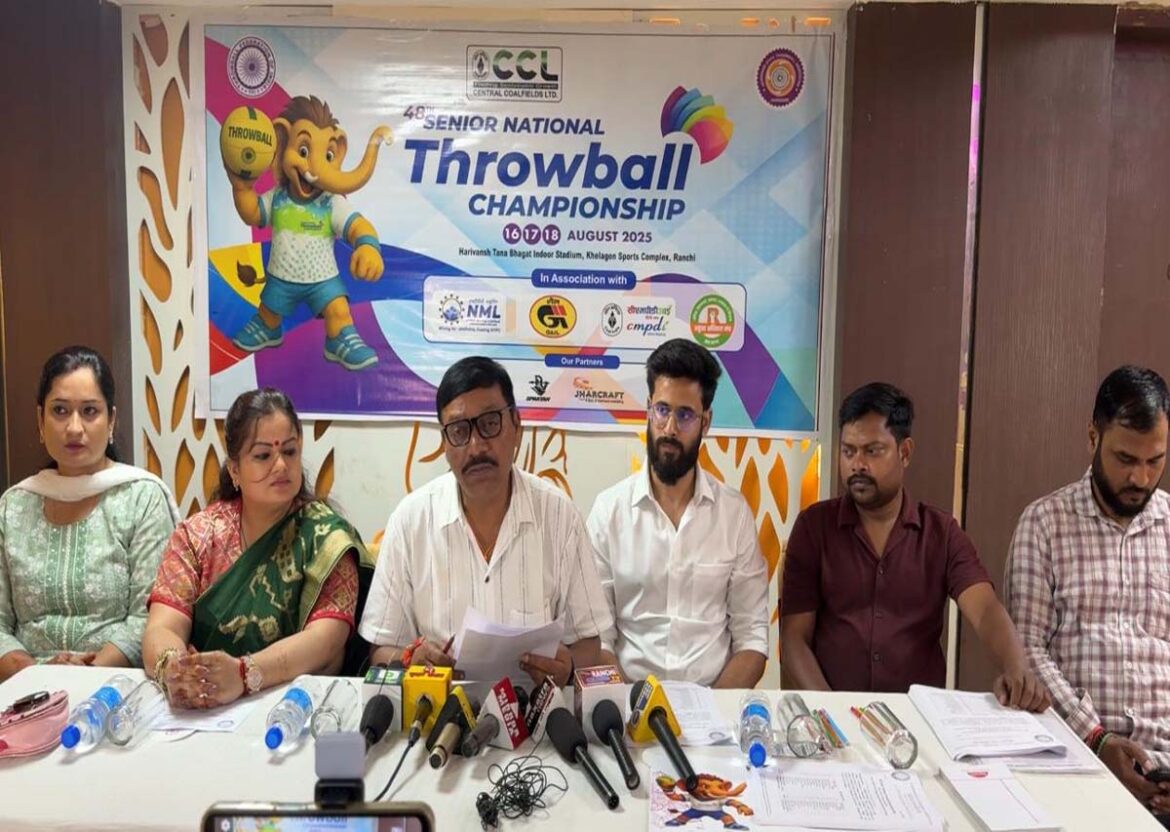 प्रतियोगिता के बारे में जानकारी देते झारखंड थ्रोबॉल संघ के पदाधिकारी।