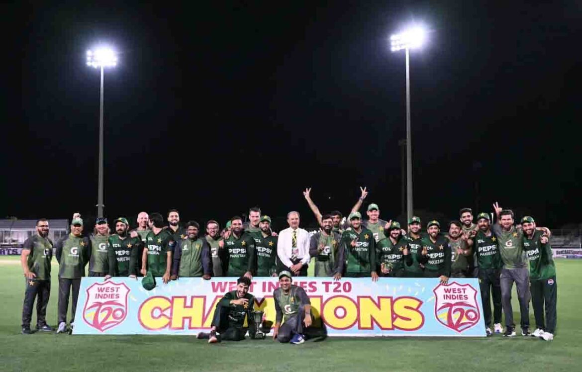 तीसरा T20 जीतने के बाद पाकिस्तान क्रिकेट टीम की विजयी टीम फोटो, खिलाड़ी ट्रॉफी के साथ मुस्कुराते हुए Ask ChatGPT