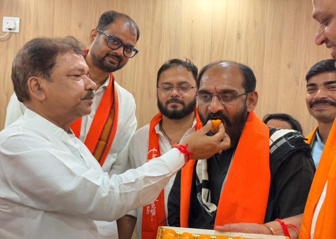 भाजपा क्रीड़ा प्रकोष्ठ के नए प्रदेश संयोजक सतीश राजू को अंग वस्त्र और मिठाई देते हुए डॉ. दिलीप जायसवाल