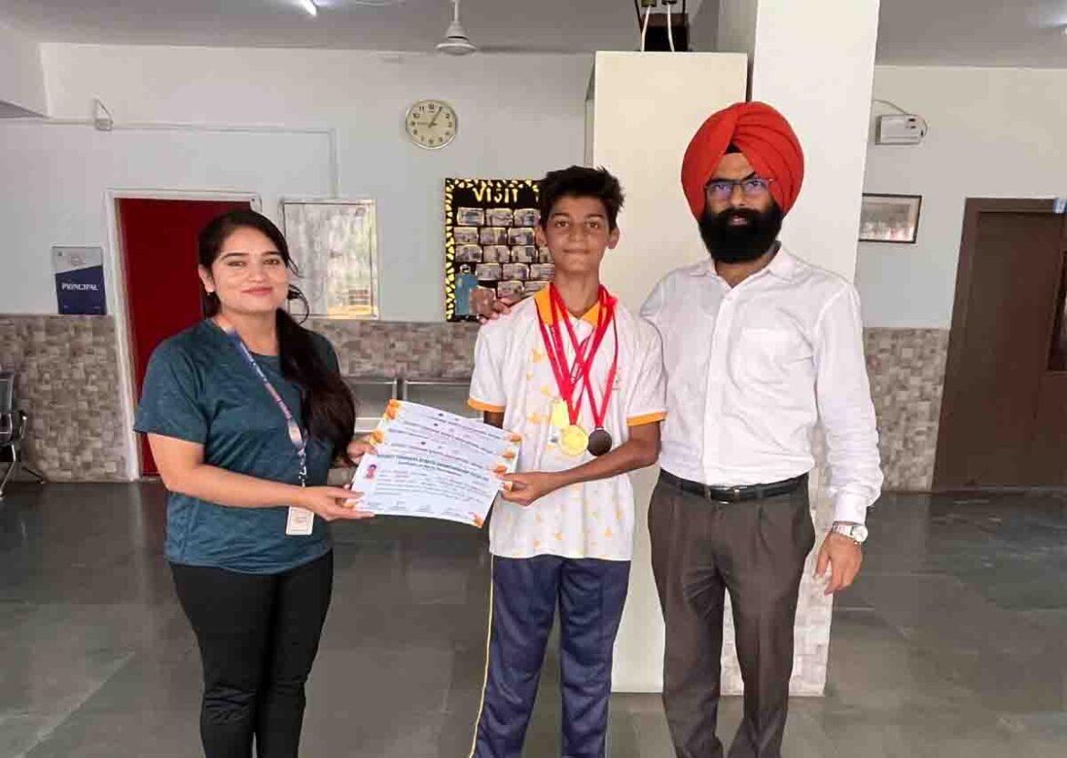 योगासन प्रतियोगिता में पदक जीतते ओपन माइंड्स अ बिरला स्कूल दानापुर के छात्र दीपक कुंवर