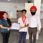 योगासन प्रतियोगिता में पदक जीतते ओपन माइंड्स अ बिरला स्कूल दानापुर के छात्र दीपक कुंवर