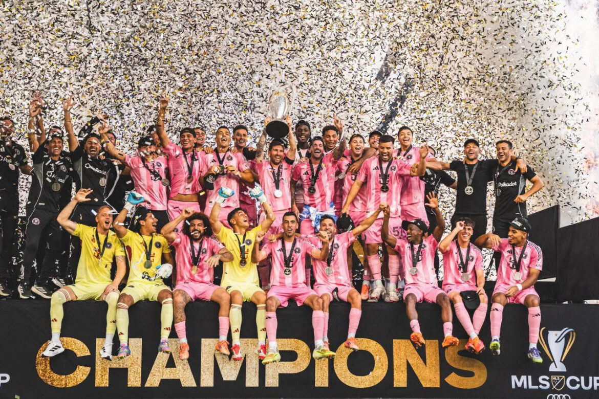लियोनेल मेस्सी एमएलएस कप ट्रॉफी उठाते हुए, इंटर मियामी की पहली खिताबी जीत का जश्न मनाते हुए।