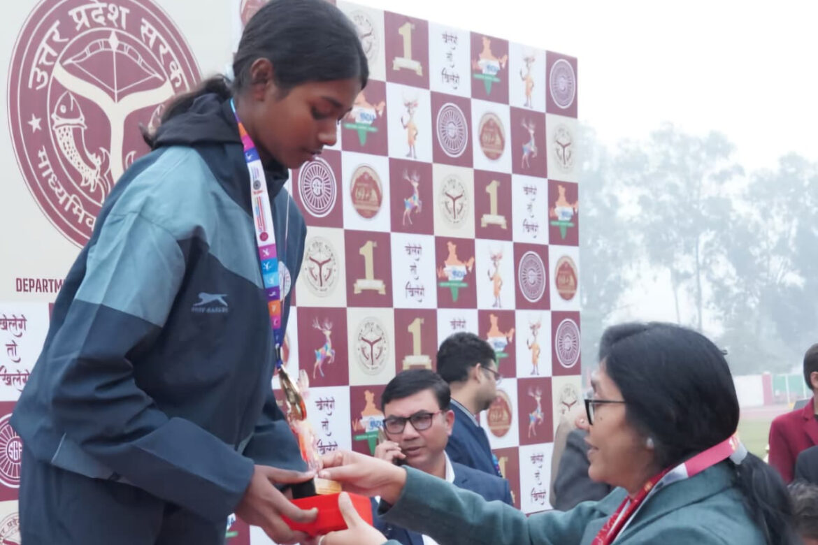 69वीं एसजीएफआई अंडर-17 एथलेटिक्स में लॉन्ग जंप स्वर्ण पदक जीतने वाली झारखंड की एथलीट ओबामी मुर्मू