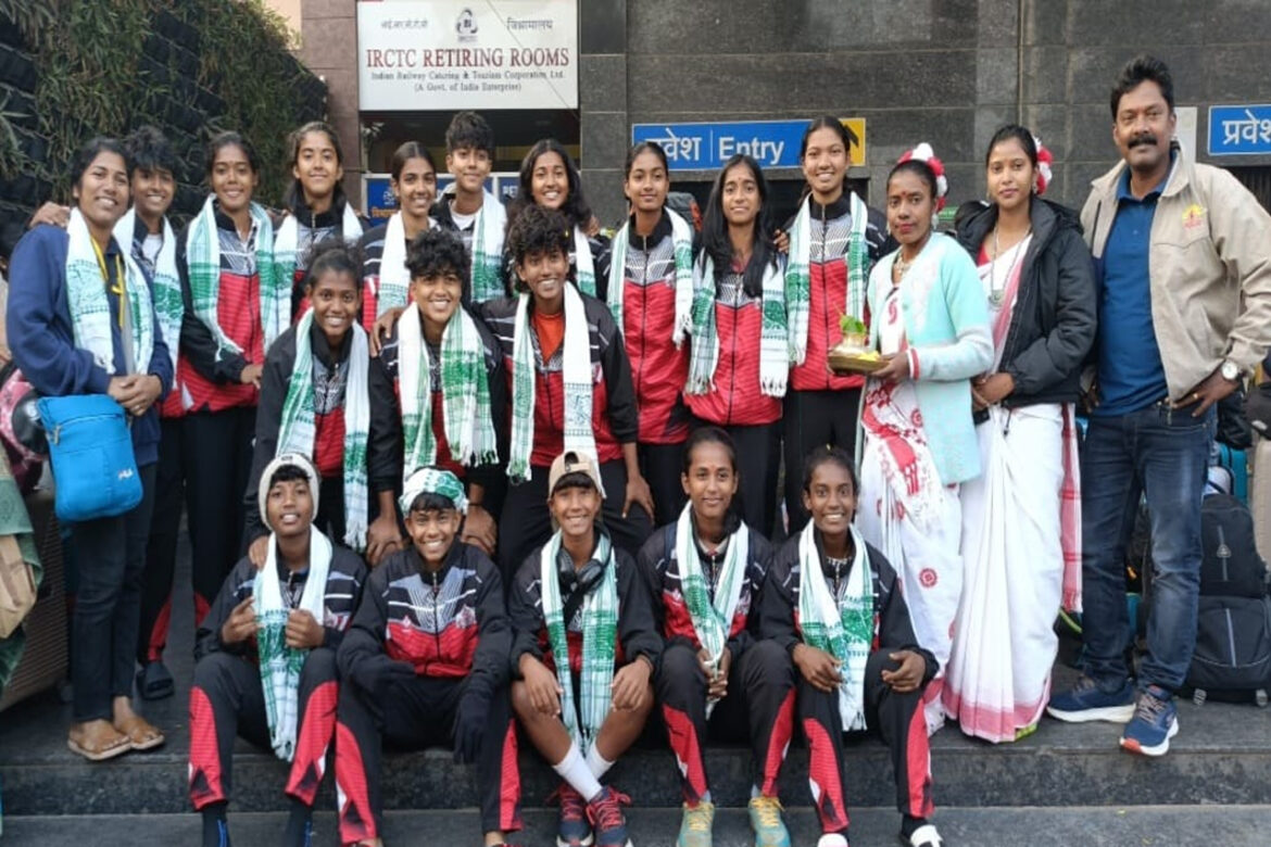 बीआईटी मेसरा स्टेडियम में आयोजित 69वीं राष्ट्रीय स्कूली बालिका फुटबॉल प्रतियोगिता में भाग लेती खिलाड़ी