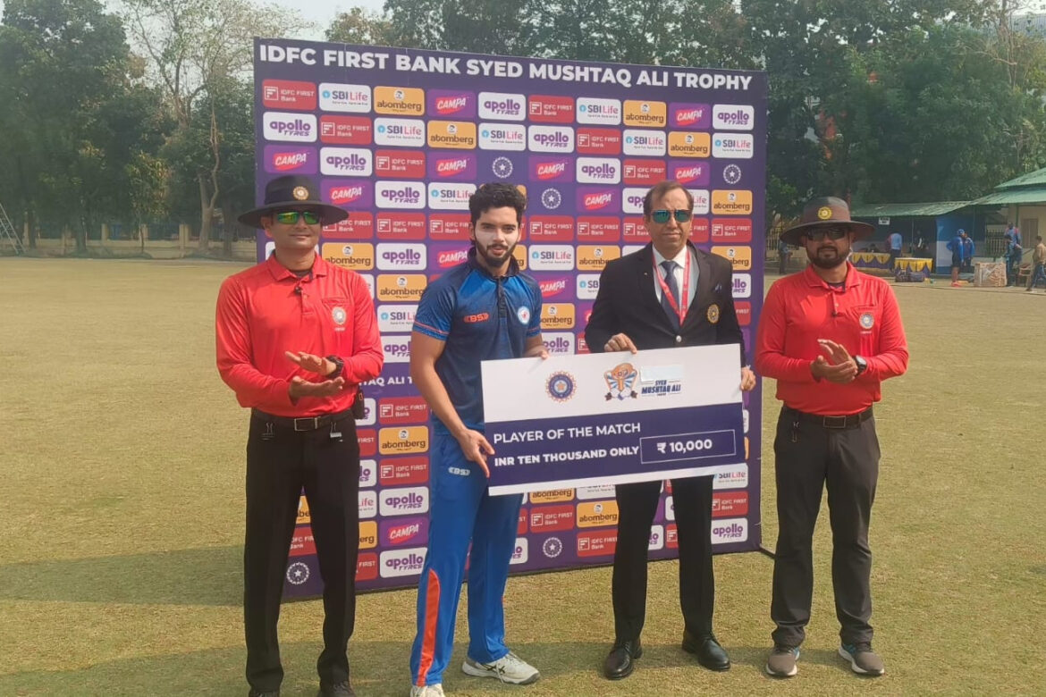 SMAT 2025 मैच में मैन ऑफ द मैच का पुरस्कार करते हुए पीयूष कुमार सिंह, बिहार vs उत्तर प्रदेश मैच।